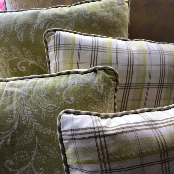 4 green/white coordinating throw pillows 2 designs - Picture 5 of 5